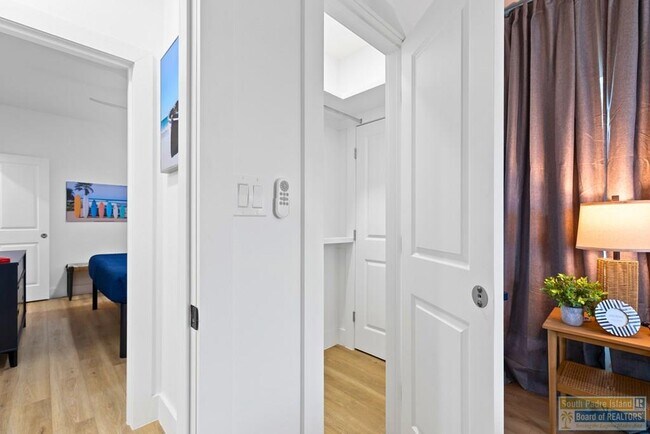 Building Photo - 111 W Sunny Isle Dr