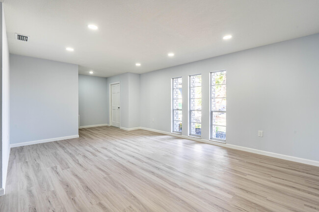 Building Photo - 306 Harvey Ave NE