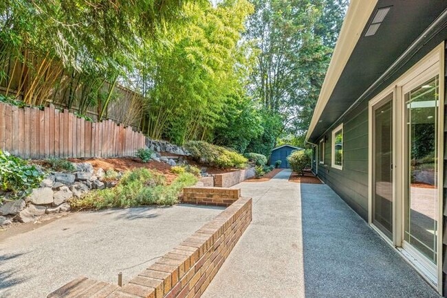 Building Photo - Elegant Air-Conditioned Newly Remodeled Matthews Beach Rambler