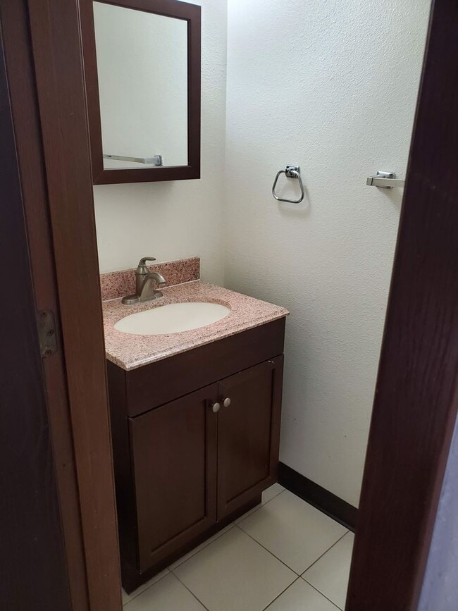 Building Photo - Townhome with 2 bedrooms, 1.5 bath - Avail...