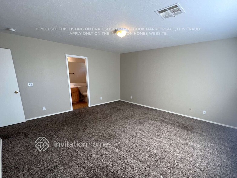 Building Photo - 504 N Hassett