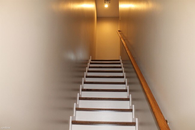 Building Photo - 2 br, 1.5 bath Townhome - 3229 Kirkman St # 1