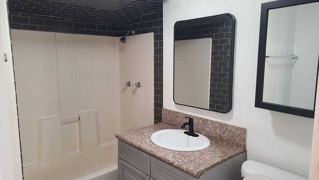 Building Photo - **2 Bdrms 1 Bath Detached Duplex in Hemet, CA**