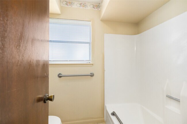 Building Photo - 16526 Walnut Springs Ln