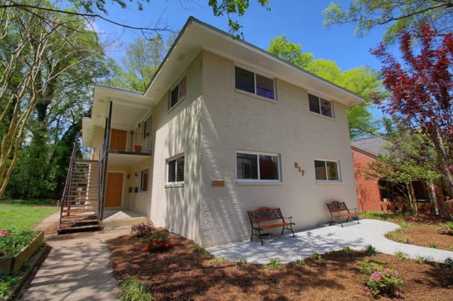 Building Photo - 2 Bedroom Apartment Located 1 Block From Duke's East Campus!