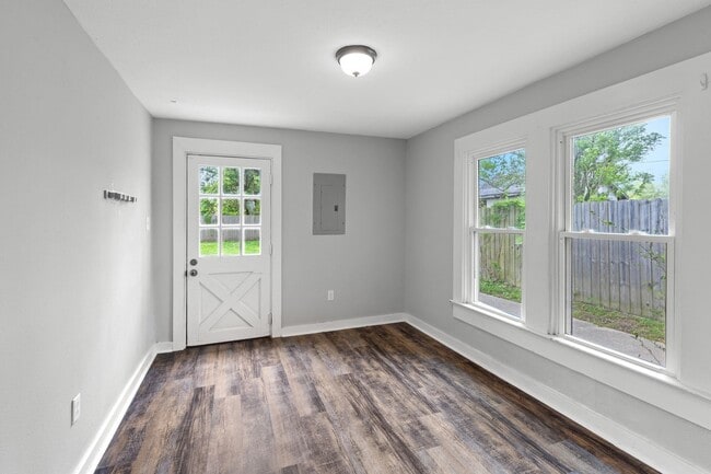 Building Photo - 207 Duff St