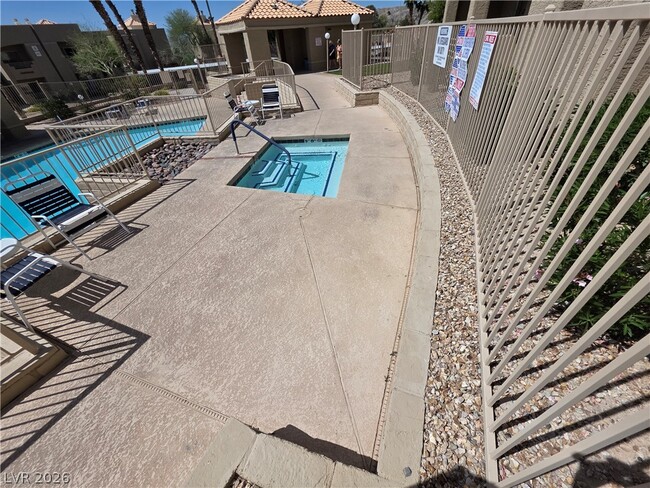 Building Photo - 2200 Highpointe Dr