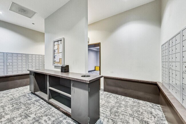 Building Photo - 8 E Randolph St