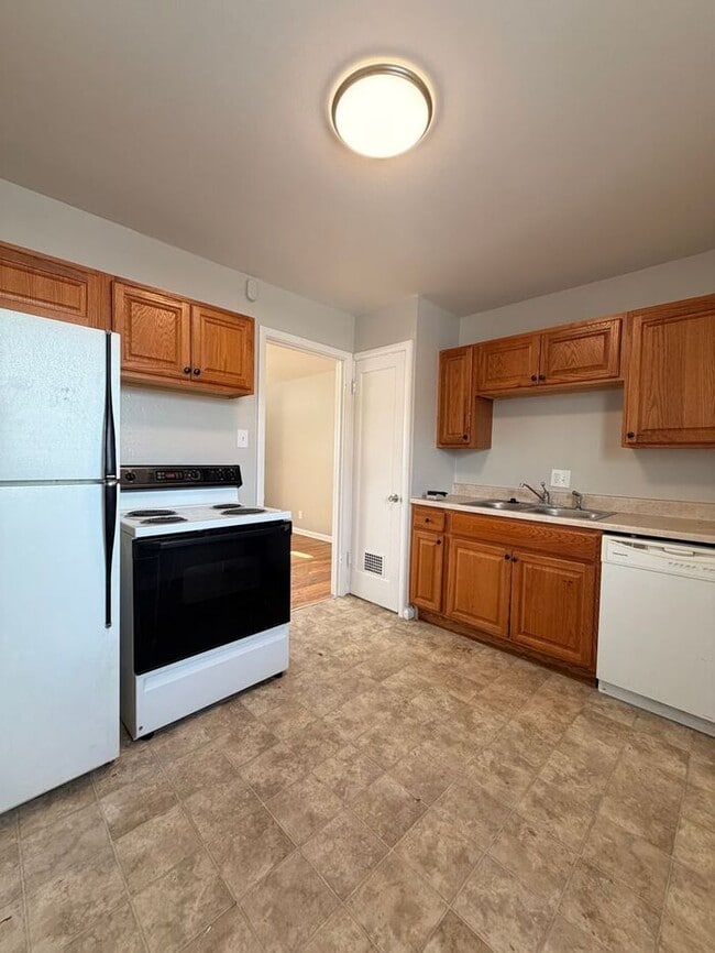 Building Photo - 2 Bed Apartment right next to Patty Jewett Golf Course