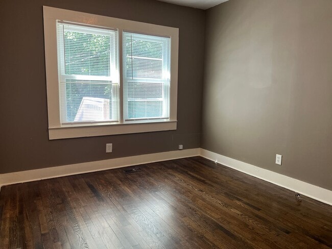 Building Photo - Freshly Updated 3/1 Duplex in Spartanburg