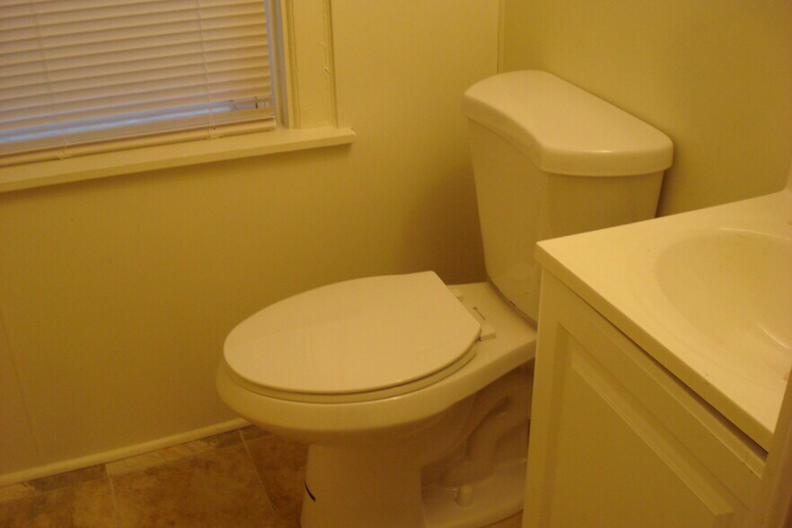 Building Photo - 733 E Chestnut St