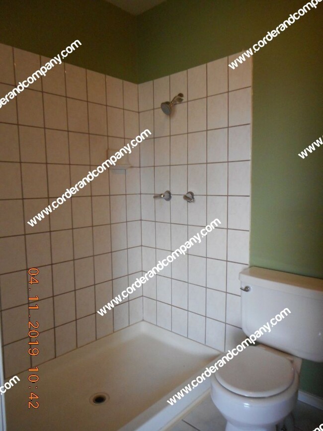 Building Photo - Nice 3 Bedrooms, 1 3/4 Bathroom, 2 Car Gar...