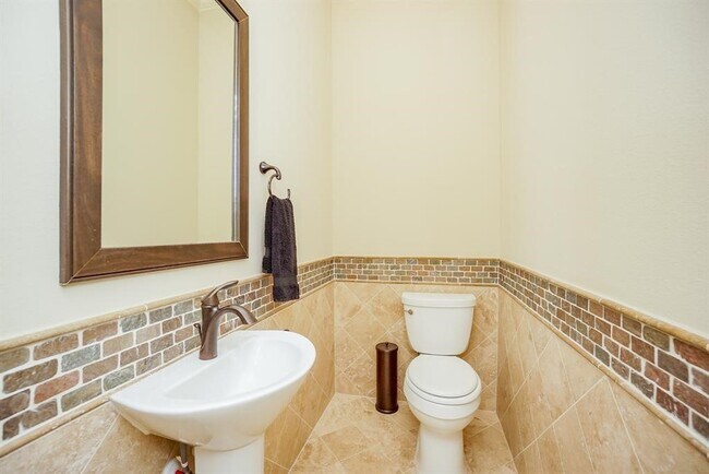 Building Photo - 1108 Peveto St