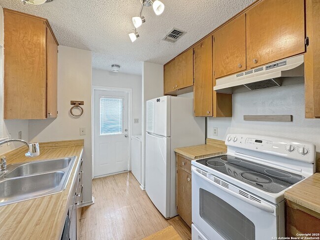 Building Photo - 776 Lookout Dr