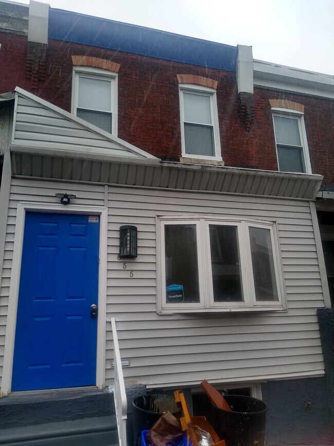 Building Photo - 655 N Yewdall St