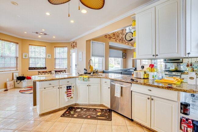 Building Photo - 14 Normandy Dr