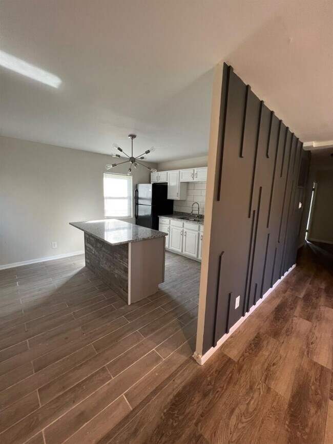 Building Photo - Home Short Drive to the Beach! MOVE IN SPECIAL!!!