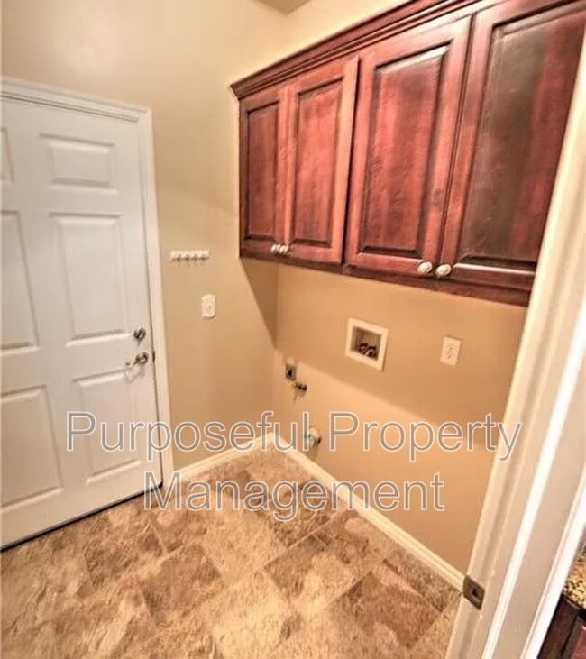 Building Photo - 2102 Lonnie Ln