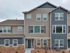 Building Photo - Expansive 3-story home!