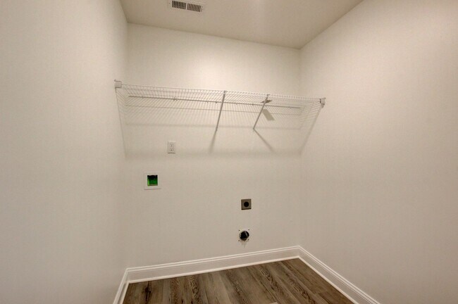 Building Photo - Fresh and so Clean Clean Close to Everything!