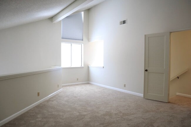 Building Photo - Spacious and bright 3-bedroom townhome-Nor...