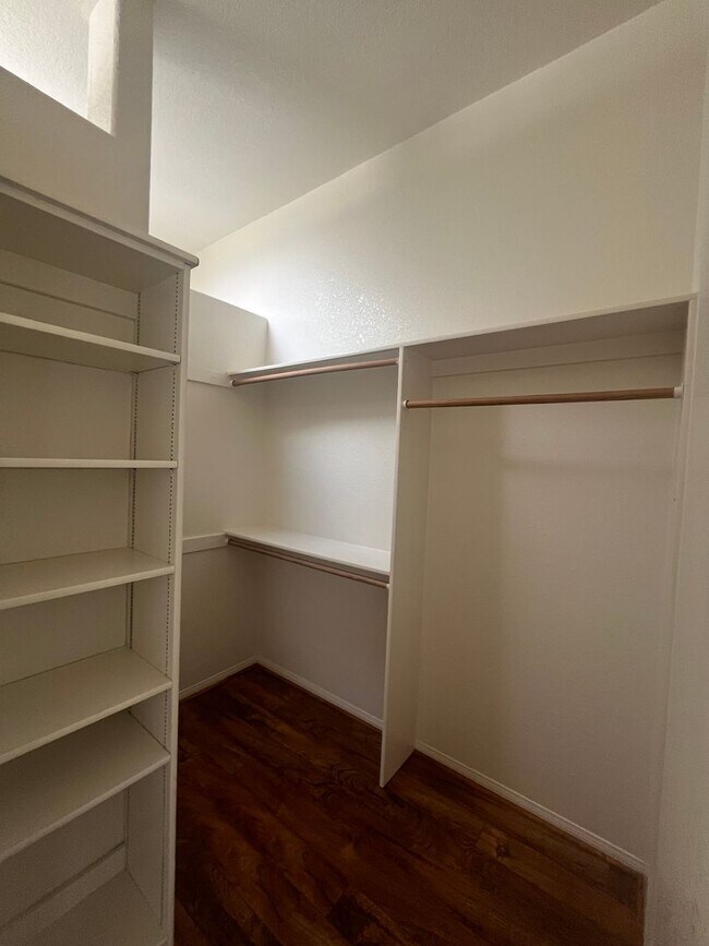 Building Photo - Lake front 3 bed 2 bth home in Helendale!