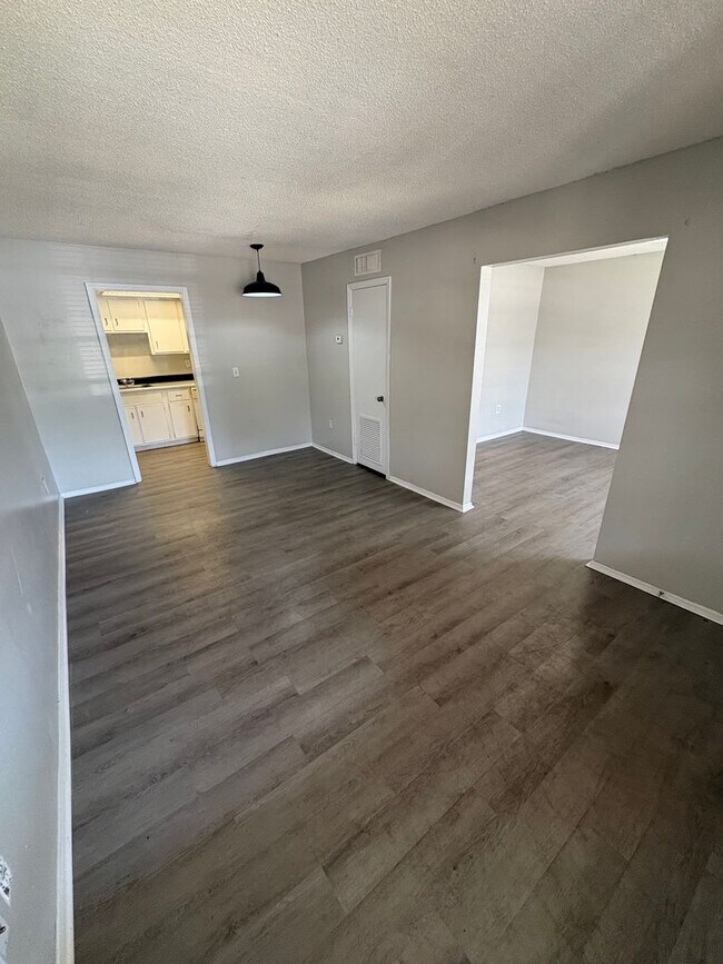 Building Photo - Spacious Studio in Maitland!