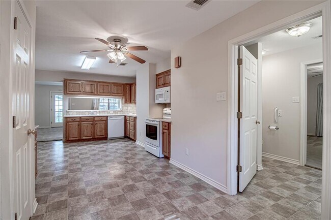 Building Photo - 203 Pine Valley