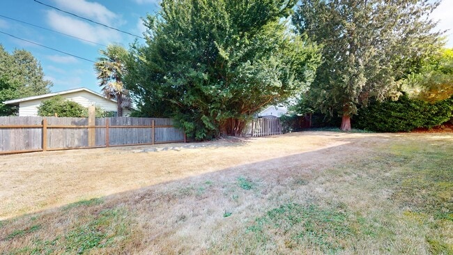 Building Photo - Location, Location, Location! - Four Bedroom house located minutes from Des Moines Waterfront