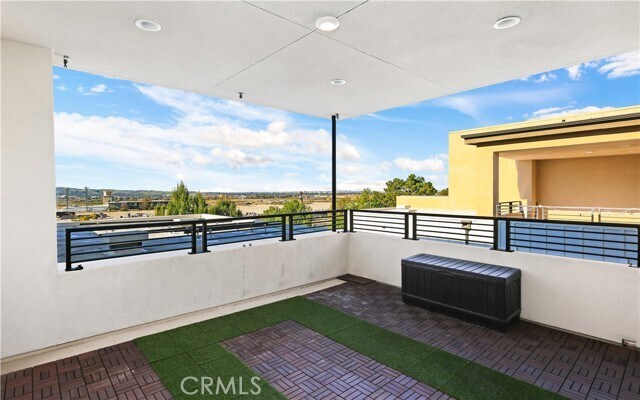 Building Photo - 148 Spectacle