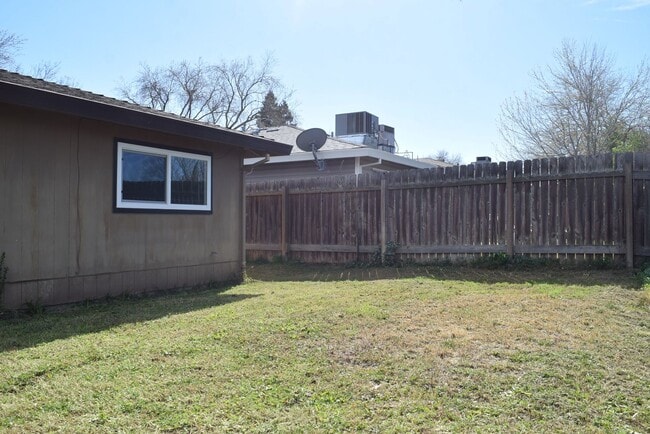 Building Photo - 6505 Hillsdale Blvd