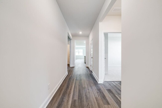 Building Photo - Beautiful 4 bedroom, 2 bathroom home locat...