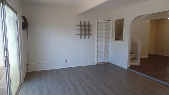 Building Photo - 2 bedroom + loft bedroom, 1 bath, 2 parkin...