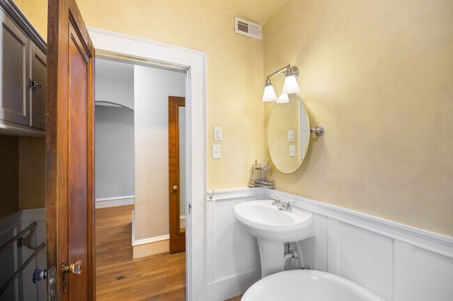 Building Photo - 821 Brandon Ave