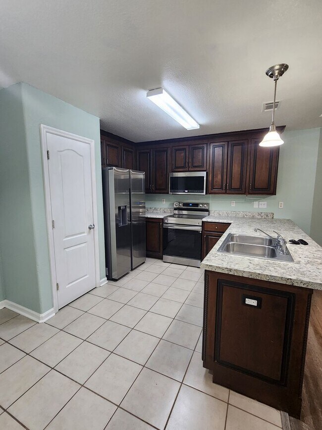 Building Photo - $400 Move In Discount! Comfortable 3-Bedroom Home with Open Layout