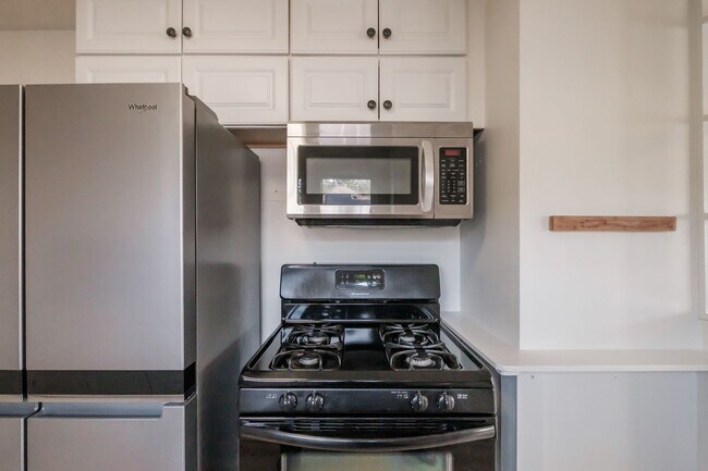 Building Photo - Charming 3-Bed 2 Bath Home with Spectacula...