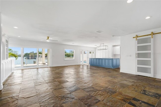 Building Photo - 3924 Versailles Dr
