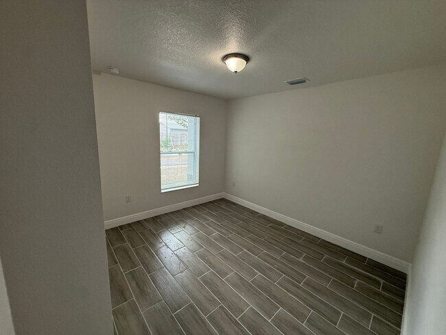 Building Photo - 3 Bed 2 Bath Home in Port Richey!