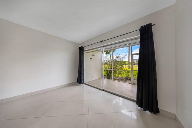 Building Photo - 2850 N Palm Aire Dr