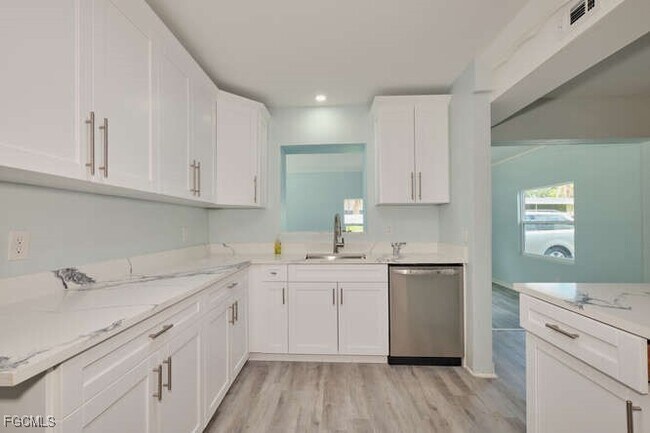 Building Photo - 4370 Deleon St