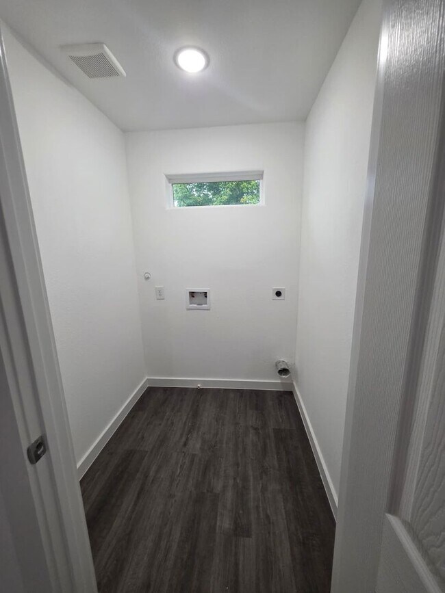 Building Photo - Stunning Duplex with Garage & Modern Finishes