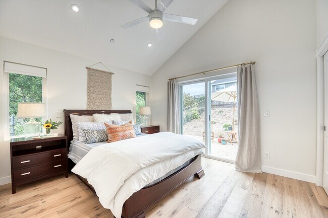 Building Photo - 727 Sonrisa St