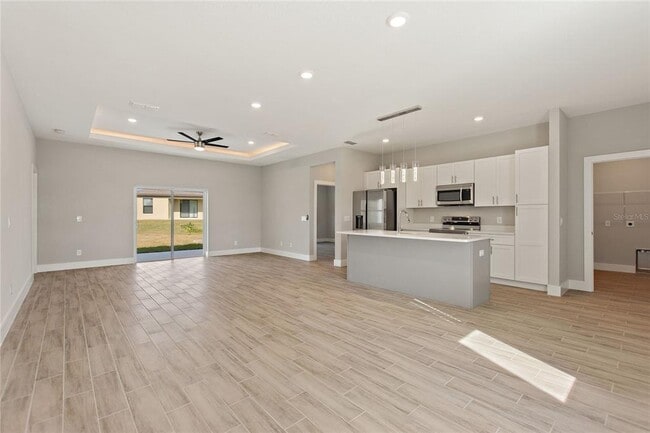 Building Photo - 123 Tulip Ln