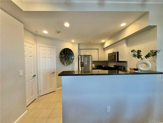 Building Photo - 300 Mamaroneck Ave