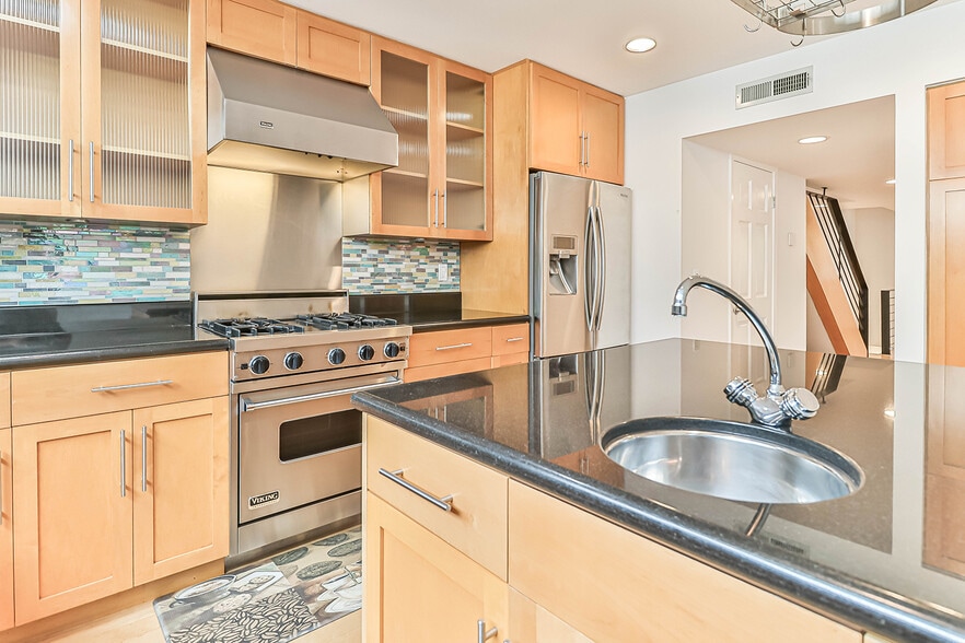 Kitchen island - 1115 19th St