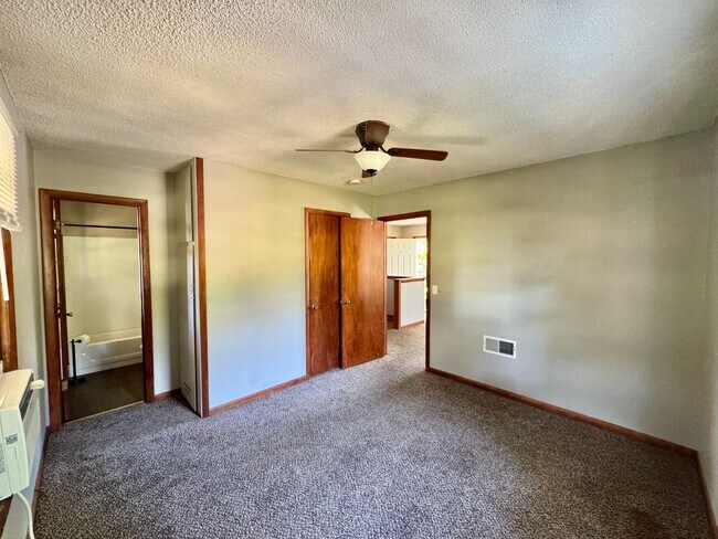 Building Photo - 414 N Mulberry St