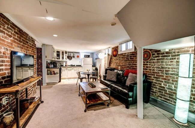 Building Photo - Charming two-bedroom unit in Capitol Hill