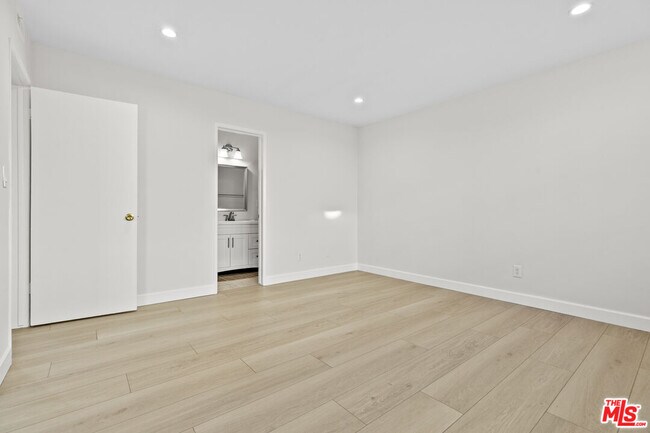 Building Photo - 330 E Dryden St