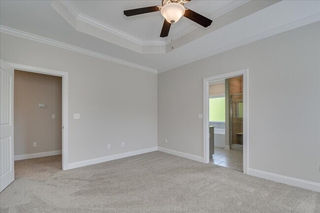 Building Photo - 323 Colonnades Dr