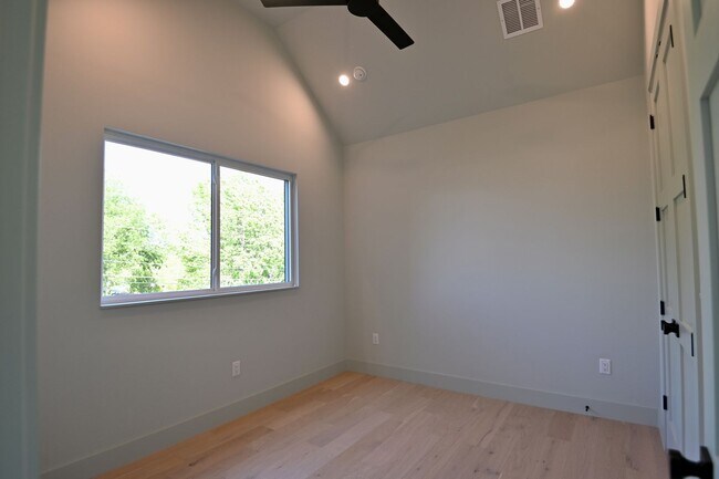 Building Photo - South Austin Oasis
